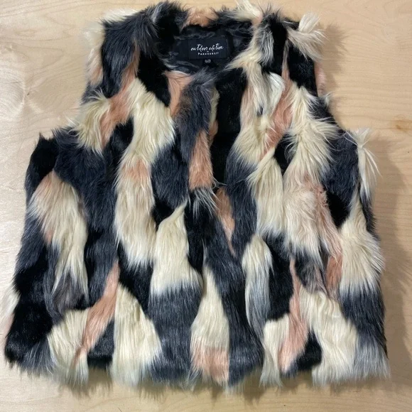 Outdoor Edition by Parkhurst Faux Fur Vest in Black, Pink and White XL (LD) - Picture 3 of 16